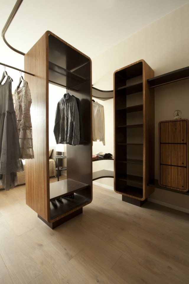 Nápad na zariadenie bytu oblečenie zavesené Ploché oblečenie zavesilo šatník šatne prakticky moderne