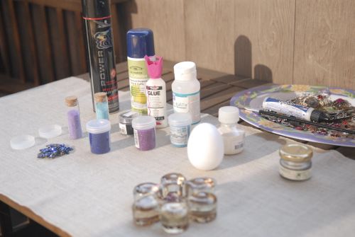 Nápad na veľkonočné remeslá a materiály na maľovanie veľkonočných vajíčok