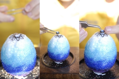 Nápad na veľkonočné ručné práce. Prilepte ozdoby na veľkonočné vajíčko