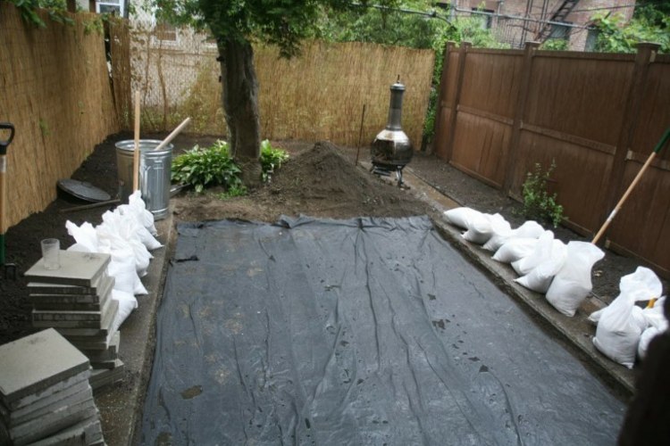 Pri terénnych úpravách plachta zabraňuje rastu buriny idea-gardening-tarpaulin-film-burina-ochrana-original-prakticka-design