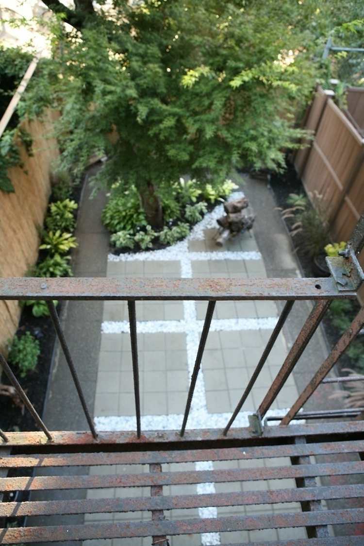 Znovu použite staré veci v záhradníctve idea-záhradný dizajn-požiarne schody-kov-hrdza-optika-strom-drevo-ochrana súkromia