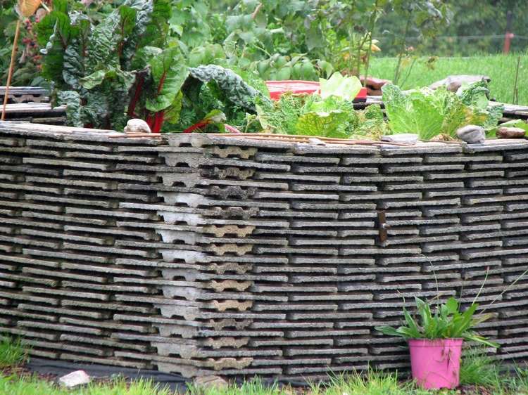 sivé strešné tašky skladané ako ochrana a múr v záhrade.jpg