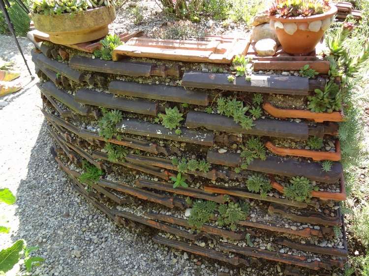 navrhnite staré strešné tašky so sukulentmi a kamienkami ako záhradnú stenu