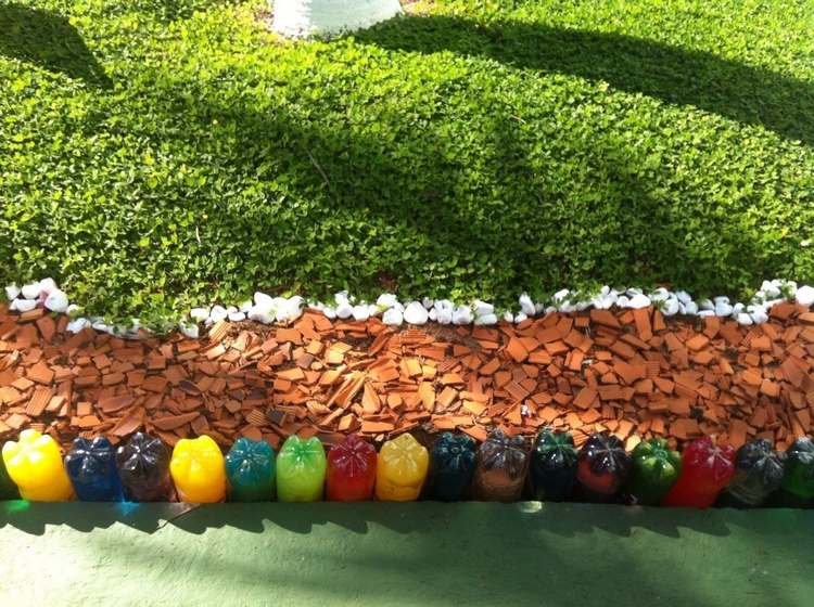 záhradná posteľ a stena z rozbitých strešných škridiel a recyklovaných plastových fliaš vo farebnej kombinácii farieb