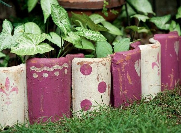 Ako okraj alebo hranu záhrady použite pestrofarebné strešné škridly natreté ružovou a bielou