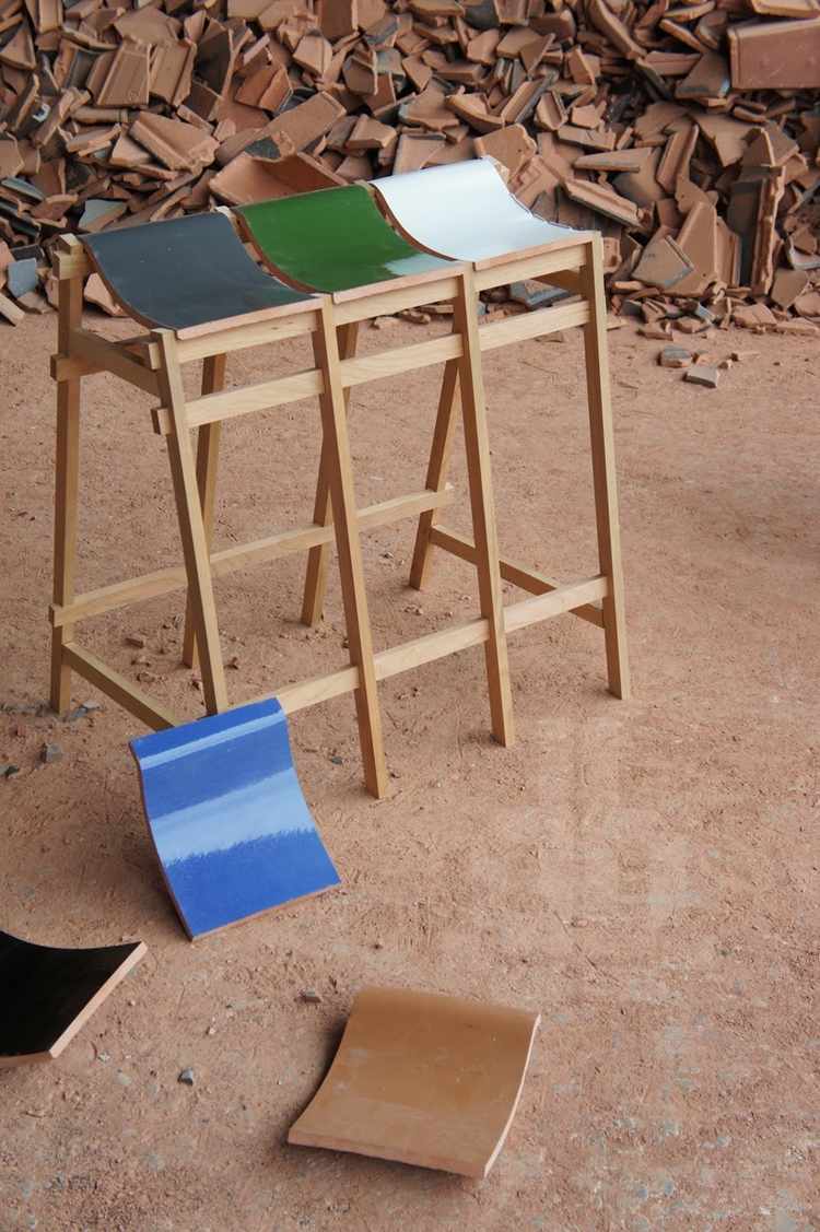 Staré strešné škridly natrite farebným lakom a znova ich použite na rôzne záhradné dekorácie alebo ako kutilský projekt