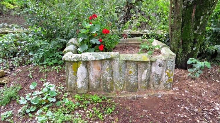 Ako záhradné záhony s kvetmi a inými rastlinami použite staré rustikálne vyzerajúce škridly