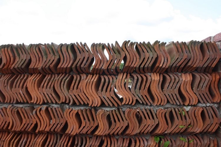 Nápady zo starých škridiel na stavbu záhradnej steny s maltou