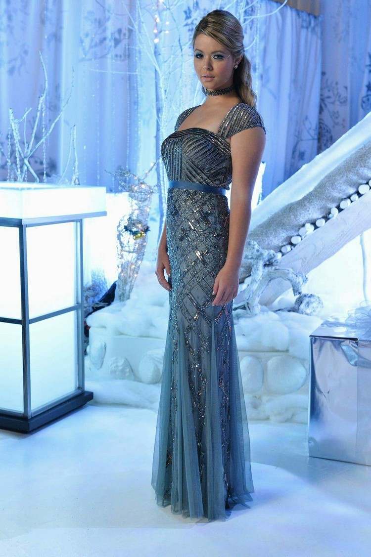 nápady na plesové šaty alison šaty modré trblietky napoly otvorené vlasy