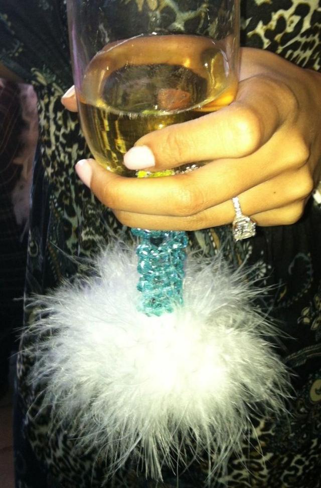 nápady sliepka párty kus biele pierko boa pohár bieleho vína nápady-sliepka-párty-kus-biele-perie boa-pohár na biele víno