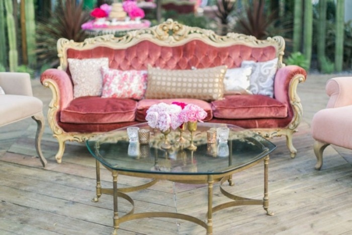 Vonkajšia pohovka-barokový-konferenčný stolík-nohy-zlaté-nápady-nápady-svadobná sprcha