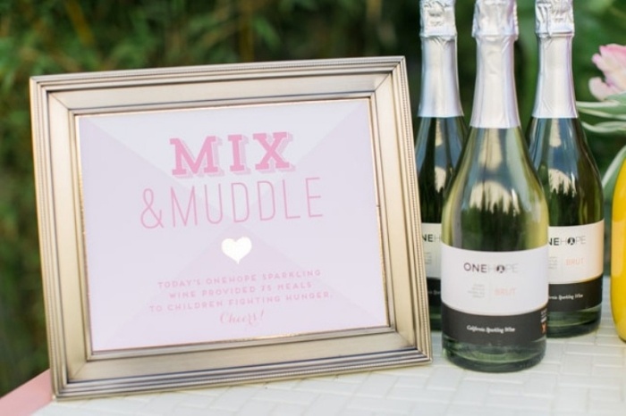 Nápady-na-svadobnú sprchu-dekorácia-rám-obrazu-zlatý-vzhľad-dezertný stôl