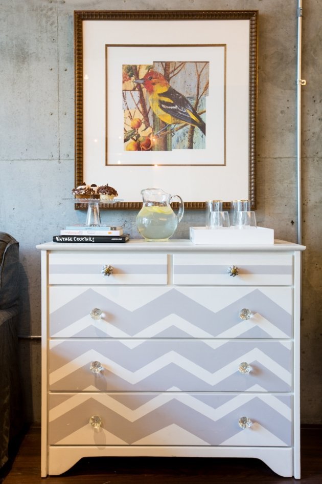 Stará komoda prekreslená cikcakovým vzorom sivo biela nápady-pre-byt-komoda-farba-cik-cak-vzor-šedo-biela