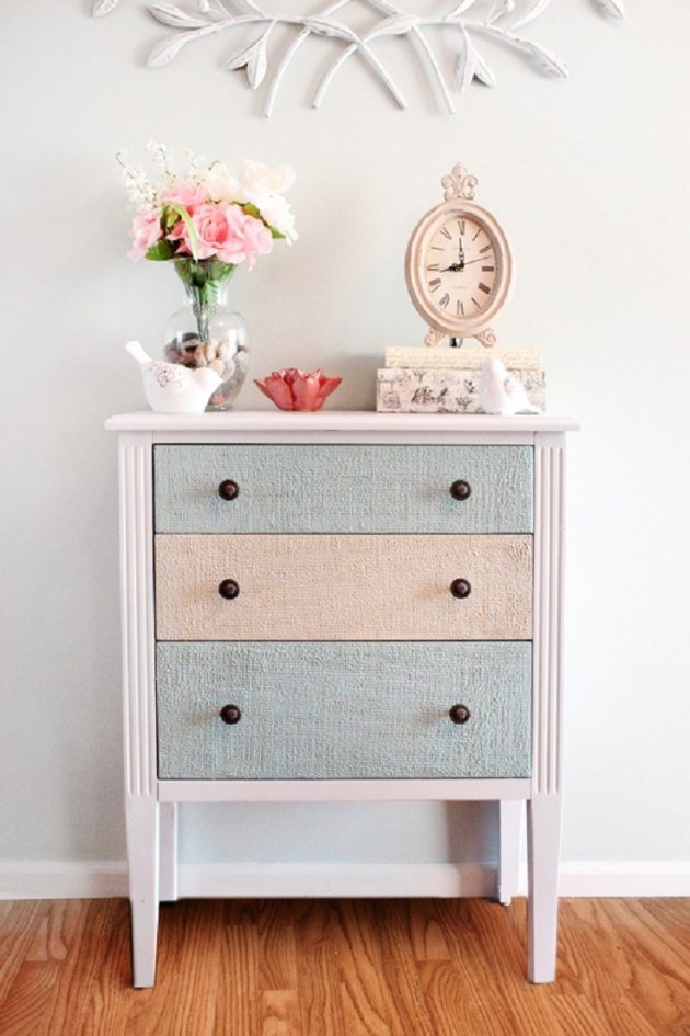 trend recyklácie starého nábytku komoda s vliesovou tapetou nábytok-upcyklácia-udržateľné-staré-komoda-nové-tapetovanie-vliesové tapety