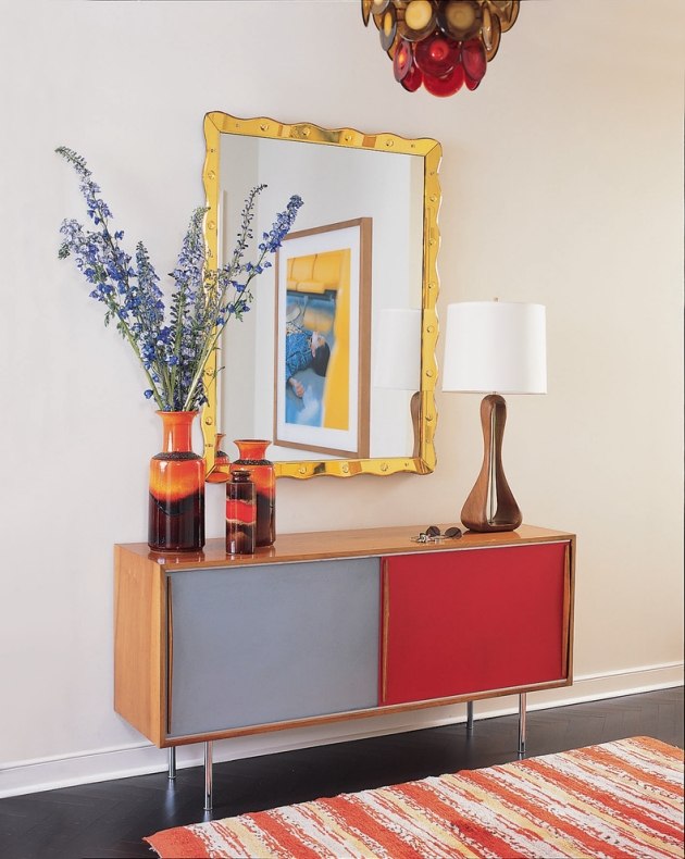 Drevený príborník s posuvnými dverami ho okorení farebnou fóliou príborník-drevené-posuvné-dvere-farba-fólie-lepenie-starý-nábytok-okoreniť