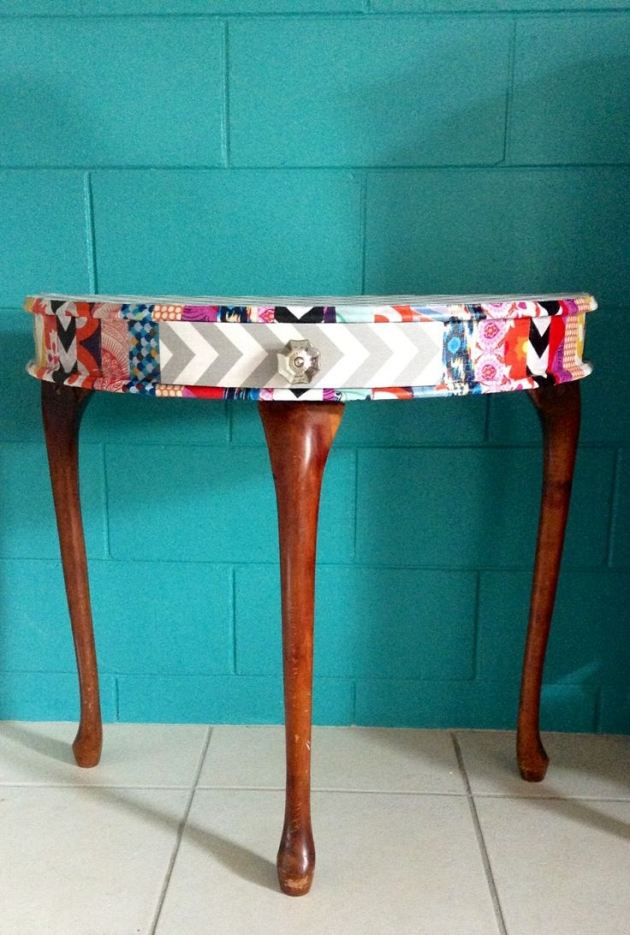 trojnohý bočný stolík z dreva so vzorkami farieb v zásuvke dodáva pep trojnohý-bočný-stôl-drevený-tanier-dizajn-s-farebnými vzormi