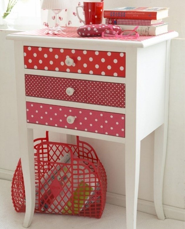 okoreníte starý nábytok prednou časťou nočného stolíka s farbou a vzorom tampónmi okoreniť vzory starého nábytku-nočného stolíka-zásuviek-čiel-tampónov