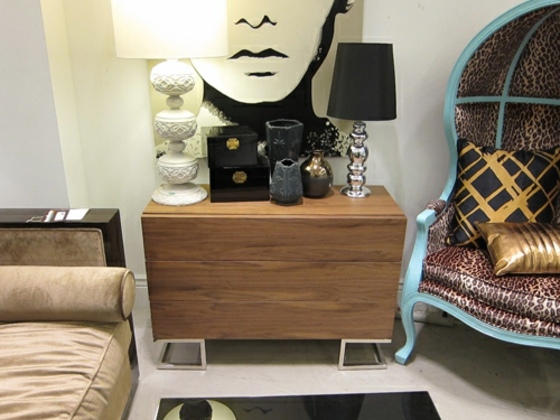 Nápady na drevenú komodu pre dievčatá do obývačky a dekoračné stolné lampy moderné-nápady-rohy-miestnosť pre mládež-kreslo-retro-dizajn