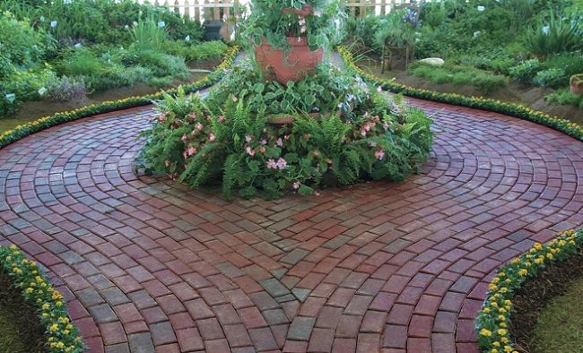 Položte dlažbu-klinkerovú záhradnú cestu s kamienkami Dlažba, slinok, záhradná cesta s kamienkami, rozložia tipy