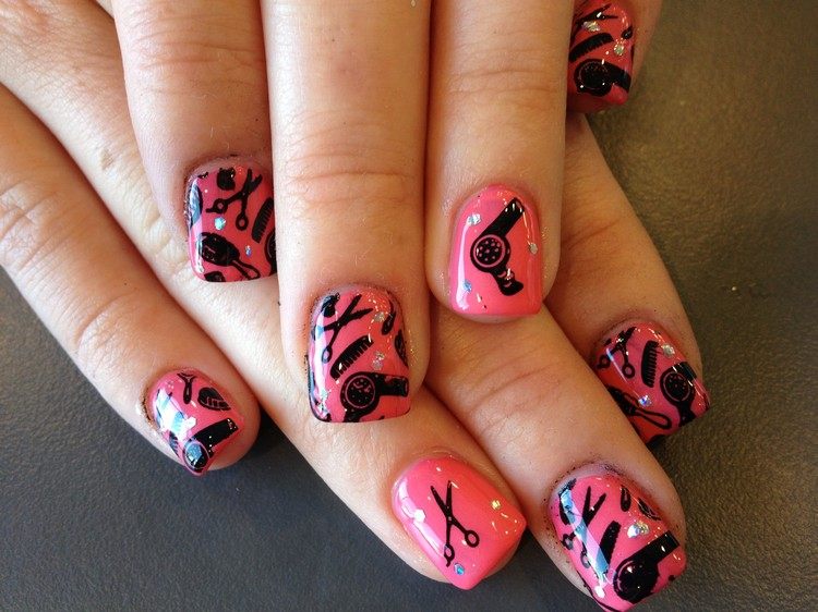vtipné-nail-art-nápady-kadernícke-želiezka-motívy-čierna-na-ružovú