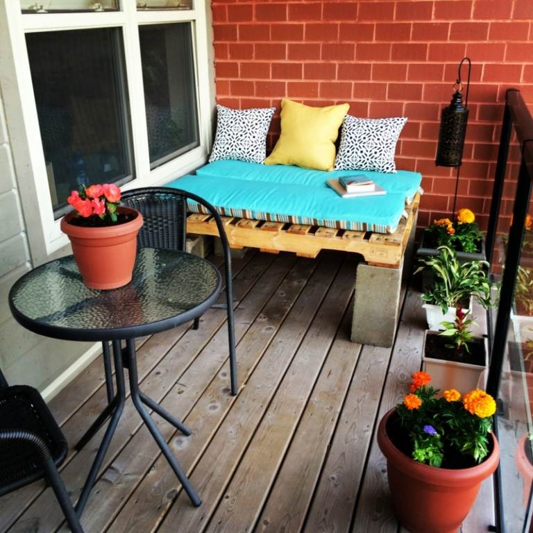 nábytok z europaliet nápad na lavičku kovový nábytok kvetináč