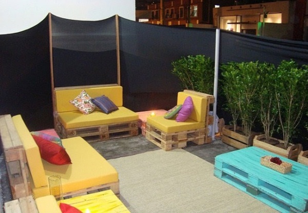 Paletový nábytok zostavte svoj vlastný dizajn čalúneného balkónového nábytku