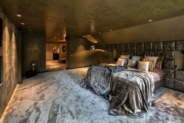 Stenový dizajn manželskej postele s kobercom