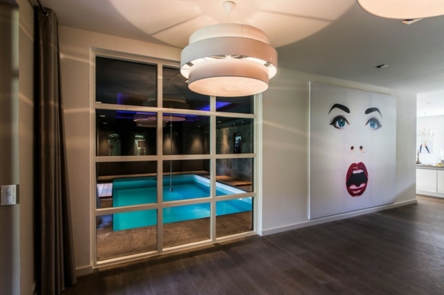 Nápad na dizajn ženy čelia skleneným dverám plagátu vo vnútri