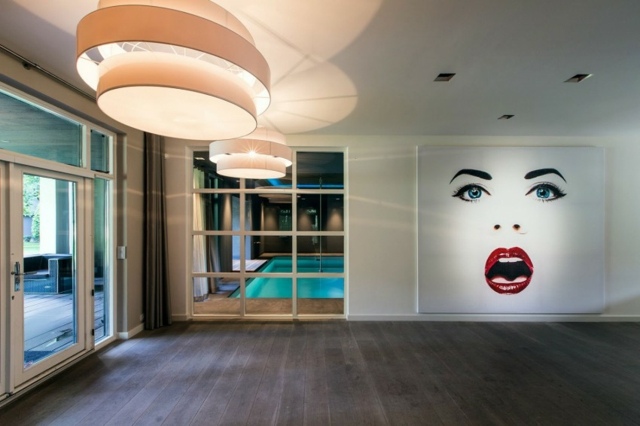 Prívesná lampa, ženská tvár, bazén v miestnosti