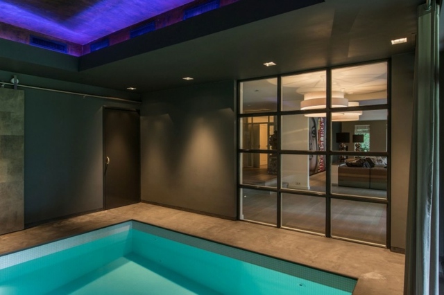 Osvetlené drevené podlahové sklenené dvere vo fialovej farbe