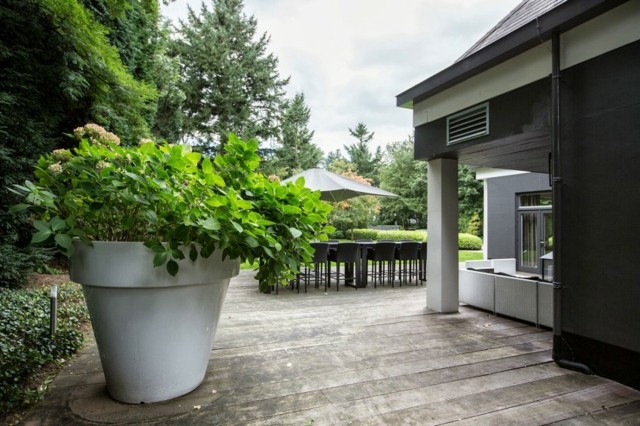 Sadzač, záhradný stôl, vonkajšie posedenie