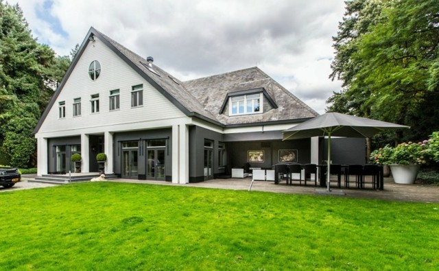 Samostatne stojaci dvojpodlažný záhradný trávnik