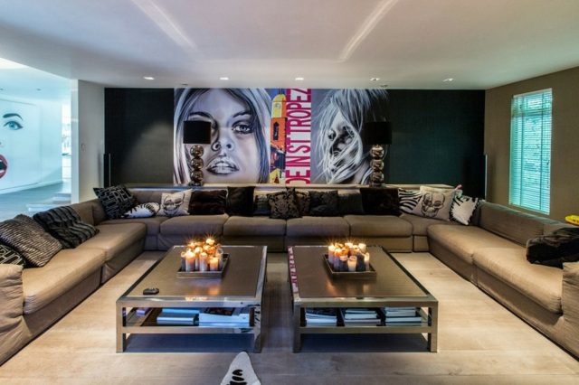 tmavé steny antracitové farebné plagáty Brigitte Bardot ružová čierna biela