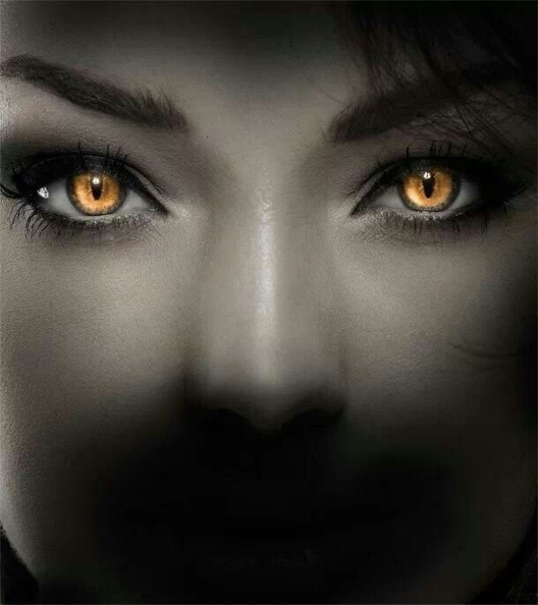 Žlté kontaktné šošovky-monochromatické-Halloween-outfit-nápady-strašidelné-strašidelné