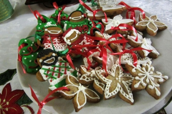 Perníkové aranžérske nápady na dekoráciu stola Mašlička so stužkou červenou