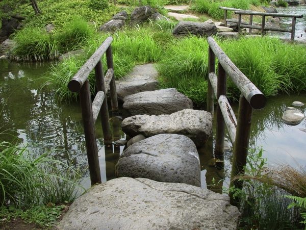 nápady na záhradný dizajn doma používajú odrazové mostíky