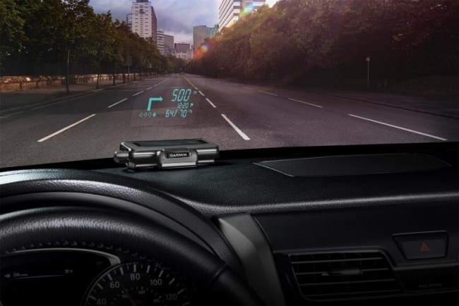 GPS zariadenie-navigačný satelit Garmin-HUD-projektované smery jazdy-na prednom skle Navigačný satelitný prístroj GPS Garmin HUD premietaný na predné sklo