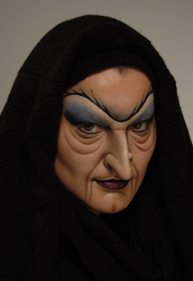 halloween make-up-zlá čarodejnica snehovo bieleho-strašidelného-krivého nosa halloween-čarodejnice-make-up-strašidelné-krivé-nos-bradavice-tašky pod očami