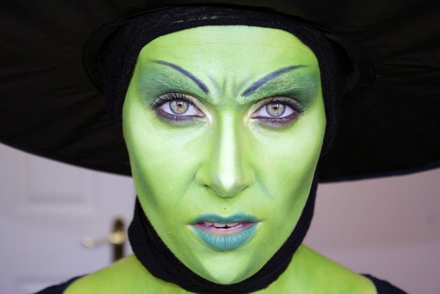 čarodejnícky make-up-pekne škaredo-zakrivené obočie-zelená tvár veštica-kúzelník-make-up-zelená-nápady-halloween-párty-make-up