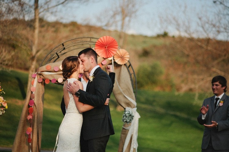 Ak to počasie dovolí, svadba sa môže dokonca konať vonku Svadobné fotografie nápady novomanželia oltárna výzdoba svadobné obrázky