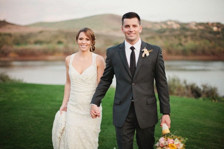 Zamerajte sa na šťastných novomanželov a svadobnú kyticu Svadobné fotografie nápady lúčne jazero svadobný pár robiť obrázky