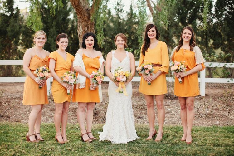 Nevesta so svojimi najlepšími priateľmi Svadobné nápady nápady nevesta pod stromom nápady