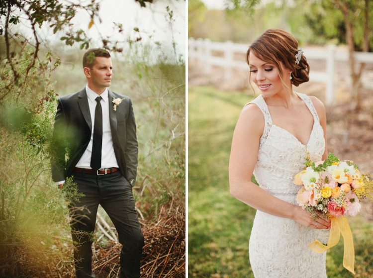 Nevesta a ženích spolu fotia Svadobné fotografie nápady jeseň svadobná nevesta lúka drevený plot