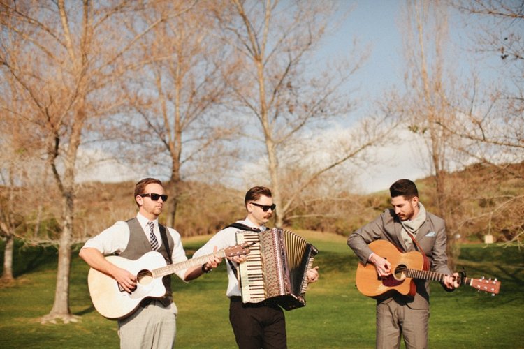 Večierok sa musí aj odfotiť Nápady na svadobné fotografie Nápady na svadobné obrázky Hudba