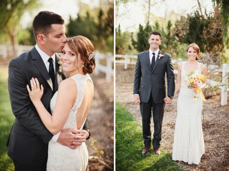 Šťastní mladomanželia môžu aj v chladnom počasí zapózovať na pár fotografiách Svadobné fotografie nápady svadobné formy drevený plot svadobný pár svadobná kytica