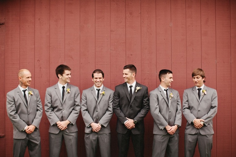 Ženích sa fotí so svojimi priateľmi Nápady na svadobnú fotografiu Poloha Ženích Nápady vo vidieckom štýle