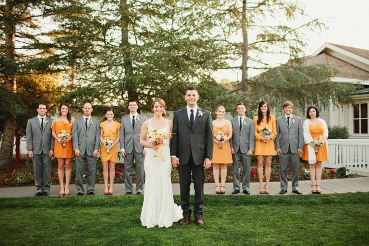 Fotografovanie svadobného páru a mládencov pred reštauráciou Nápady na svadobné fotografie Poloha na lúčnej záhrade