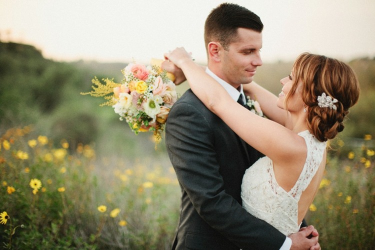 Plánovanie svadobných fotografií - fotenie uprostred prírody Svadobné fotografie nápady obrázky svadobný pár Lande svadobná kytica