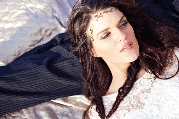 Svadobné fotografie nápady tvárou v tvár nevesta rybie kosti Myšlienky čelia rybie vrkoč nevesta falošné šaty