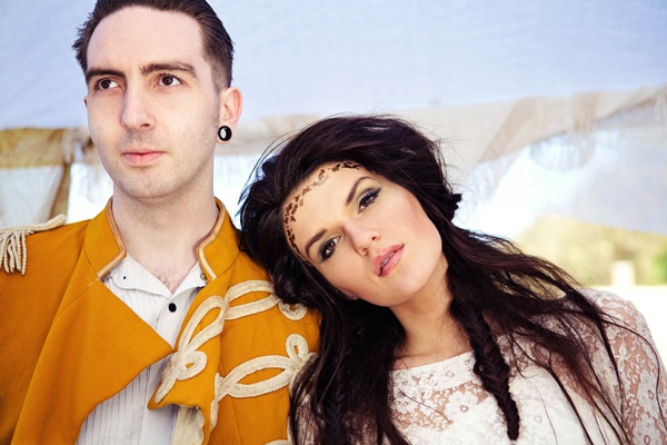 Čipkované šaty nevesty ženícha plážové svadobné obrázky Nevesta Ženích Beach Svadobné obrázky nápady